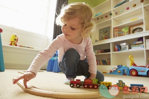 白人,做,人,进行中,娱乐室_gic14874812_3-4 year old girl laying out train tracks on her playroom floor_创意图片_Getty Images China