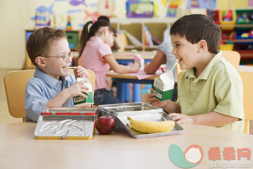 香蕉,饮料,白人,教室,容器_gic14875237_Boys Drinking Milk at Lunch_创意图片_Getty Images China