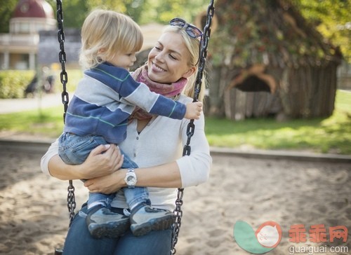 12到23个月,解释,提举,母亲,户外_gic14875194_Mother with toddler on playground_创意图片_Getty Images China