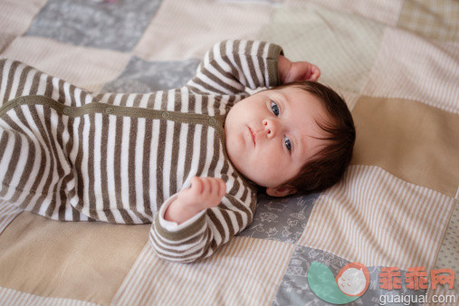 人,2到5个月,四分之三身长,室内,棕色头发_152416408_Sleepy baby girl laying on blanket_创意图片_Getty Images China