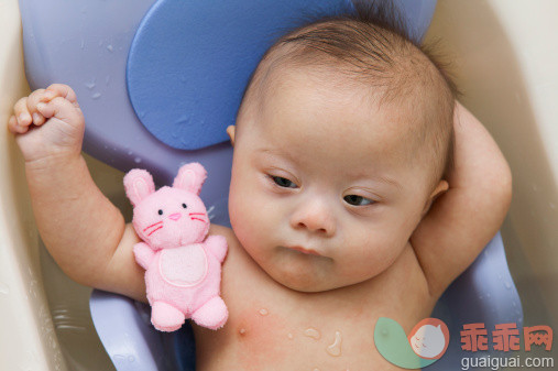 人,玩具,生活方式,2到5个月,室内_500783071_Mixed race Down Syndrome baby laying in plastic bathtub_创意图片_Getty Images China