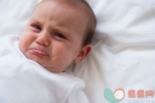 人,床,2到5个月,室内,白人_485221799_Baby girl (2-5 months) crying_创意图片_Getty Images China