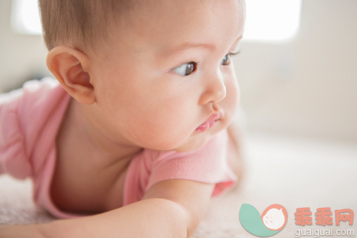 人,地毯,生活方式,2到5个月,室内_487685995_Mixed race baby girl laying on carpet_创意图片_Getty Images China