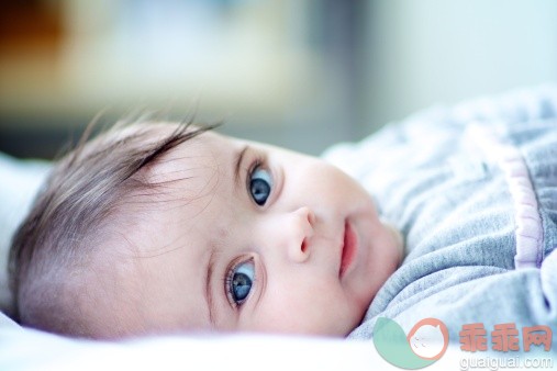 人,婴儿服装,床,室内,蓝色眼睛_143155923_Portrait baby_创意图片_Getty Images China