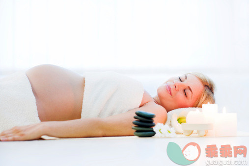 人,蜡烛,生活方式,健康保健,室内_170041751_Young pregnant woman enjoying in spa treatment._创意图片_Getty Images China