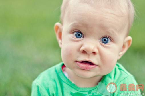 人,婴儿服装,户外,蓝色眼睛,金色头发_158370229_a portrait of a baby_创意图片_Getty Images China