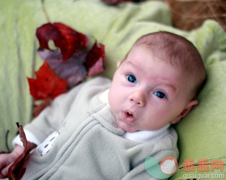 人,婴儿服装,室内,白人,拿着_143040960_Baby boy lying on blanket_创意图片_Getty Images China