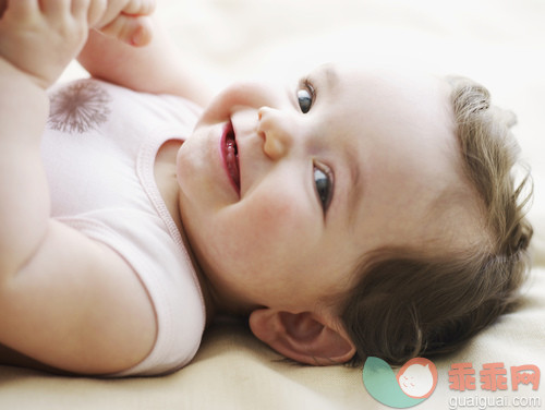 人,婴儿服装,室内,快乐,金色头发_gic17682192_Happy Baby Laying on Back_创意图片_Getty Images China