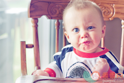 人,婴儿服装,椅子,室内,蓝色眼睛_137567315_Angry face boy_创意图片_Getty Images China