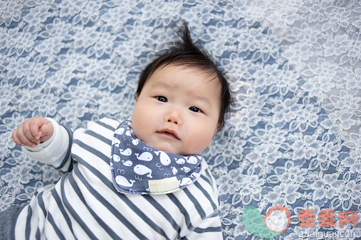 人,婴儿服装,户外,问,条纹_536210395_Curious baby looking at camera_创意图片_Getty Images China