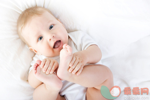 人,床,影棚拍摄,蓝色眼睛,表现积极_108224771_Happy Baby playing with his feet_创意图片_Getty Images China