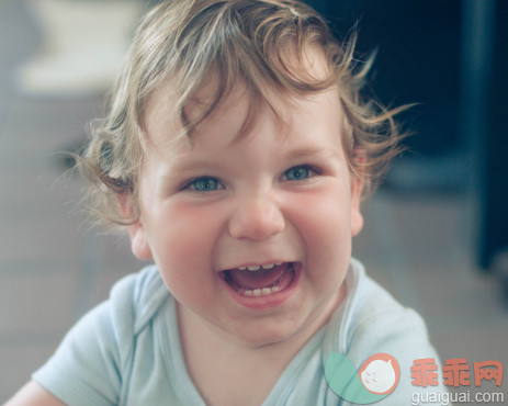 人,婴儿服装,室内,蓝色眼睛,快乐_152620313_Toddler huge smile_创意图片_Getty Images China