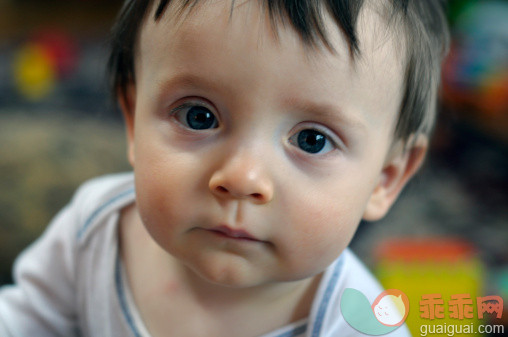 人,婴儿服装,室内,蓝色眼睛,白人_136393390_Close up of boy_创意图片_Getty Images China