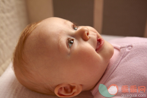 人,婴儿服装,室内,褐色眼睛,金色头发_169811838_Baby girl in crib_创意图片_Getty Images China