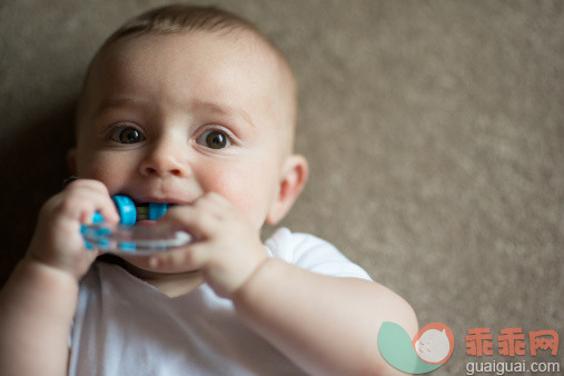 人,婴儿服装,地毯,玩具,室内_498001675_6 month old with toy_创意图片_Getty Images China