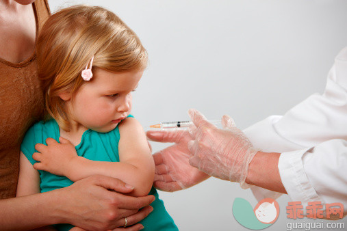 人,休闲装,T恤,药,健康保健_152414939_Little girl having an injection_创意图片_Getty Images China