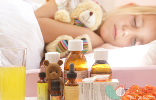 人,床,药,健康保健,室内_156468161_Young girl poorly in bed with medication on table_创意图片_Getty Images China