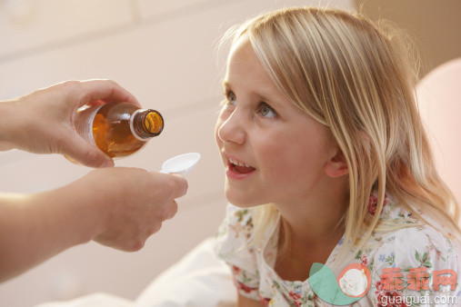 人,休闲装,药,健康保健,室内_156468162_Young girl being given medication_创意图片_Getty Images China