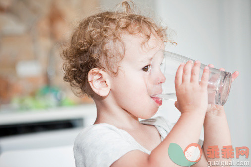 人,饮食,生活方式,度假,室内_134373786_Boy drinking from glass in kitchen_创意图片_Getty Images China