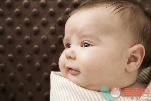 人,影棚拍摄,白人,毯子,可爱的_gic16541647_Baby boy swaddled in blanket_创意图片_Getty Images China