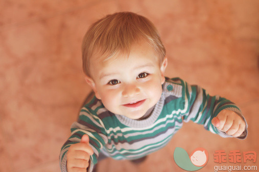 人,婴儿服装,毛衣,室内,褐色眼睛_162303966_Happy blonde baby boy_创意图片_Getty Images China