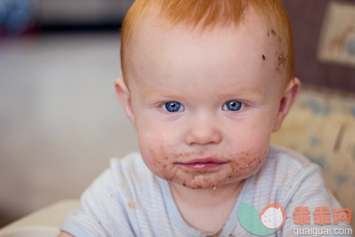 人,婴儿服装,室内,蓝色眼睛,快乐_158208231_Doughnut Face_创意图片_Getty Images China