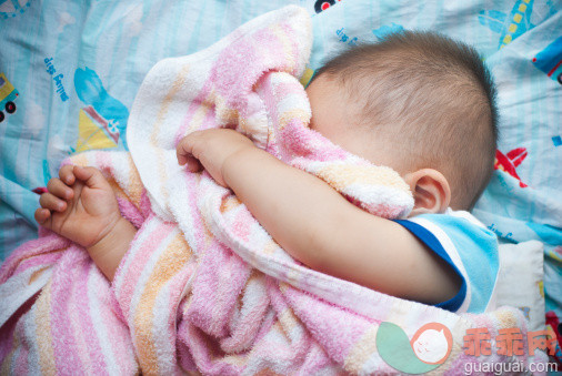 人,婴儿服装,室内,毛巾,毯子_131384687_Little boy sleeping_创意图片_Getty Images China