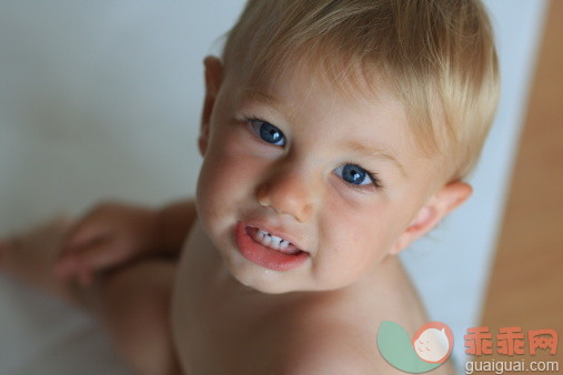 人,室内,蓝色眼睛,快乐,金色头发_127519006_Portrait of blue eyed baby_创意图片_Getty Images China