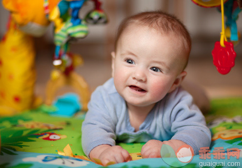 人,婴儿服装,玩具,室内,满意_160020348_Happy smiling baby_创意图片_Getty Images China
