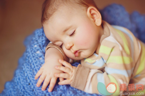 人,婴儿服装,室内,白人,毯子_142326988_Baby sleeping on blue blanket_创意图片_Getty Images China