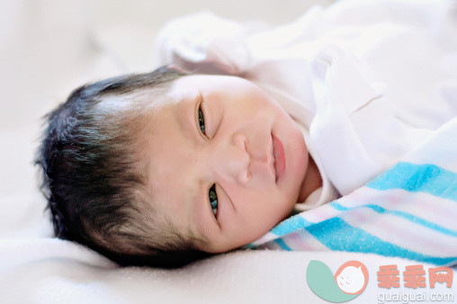 人,婴儿服装,室内,蓝色眼睛,黑发_148409209_Baby girl_创意图片_Getty Images China