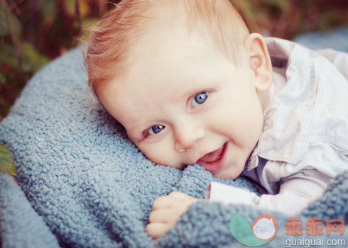 人,婴儿服装,户外,蓝色眼睛,金色头发_133252913_Happy baby with blue-eyed_创意图片_Getty Images China