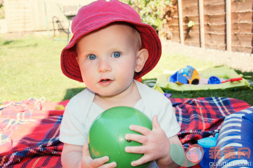 人,婴儿服装,帽子,玩具,12到17个月_147521415_Baby with Ball_创意图片_Getty Images China