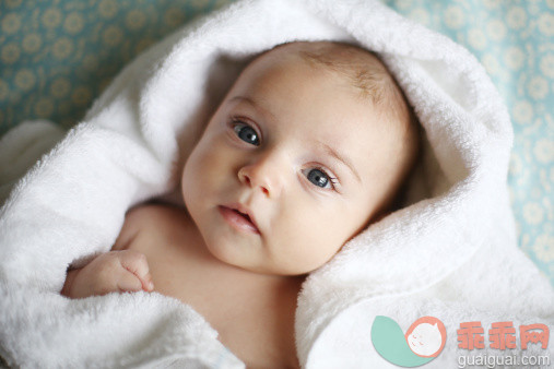 人,室内,毛巾,蓝色眼睛,白人_488753851_Portrait of a 2 months old baby boy_创意图片_Getty Images China