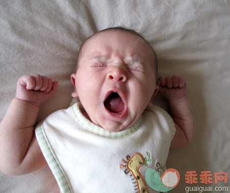 人,婴儿服装,床,室内,白人_135849805_Yawning infant_创意图片_Getty Images China