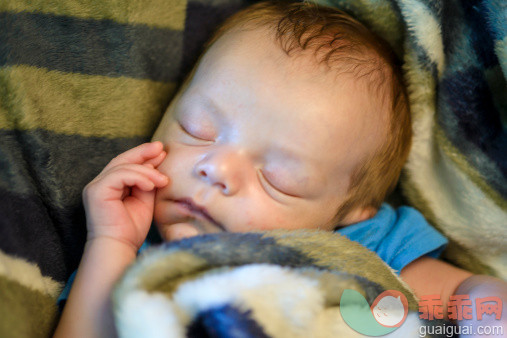 人,室内,白人,睡觉,可爱的_509707769_Sleeping Baby with Hand_创意图片_Getty Images China