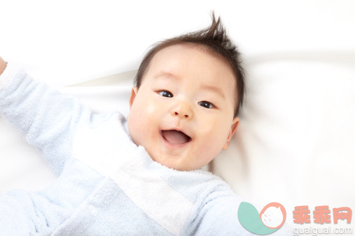 人,婴儿服装,影棚拍摄,快乐,躺_137718074_Baby_创意图片_Getty Images China