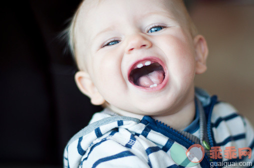 人,室内,蓝色眼睛,快乐,笑_134029392_Boy laughing and looking at camera_创意图片_Getty Images China