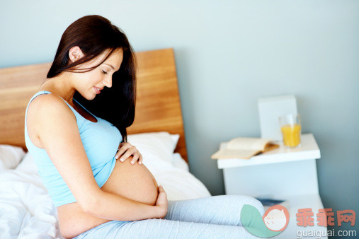 人,休闲装,住宅内部,床,生活方式_109724835_Young pregnant lady expecting a baby_创意图片_Getty Images China