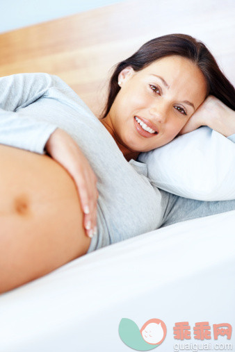 人,休闲装,住宅内部,床,生活方式_157586355_Smiling pregnant young lady lying on bed_创意图片_Getty Images China