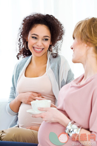 白色,人,住宅内部,沙发,讨论_154961267_Happy pregnant women_创意图片_Getty Images China