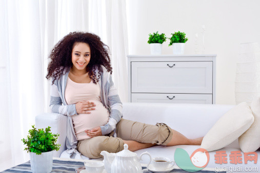 白色,人,住宅内部,沙发,室内_154962653_Waiting for a newborn child_创意图片_Getty Images China