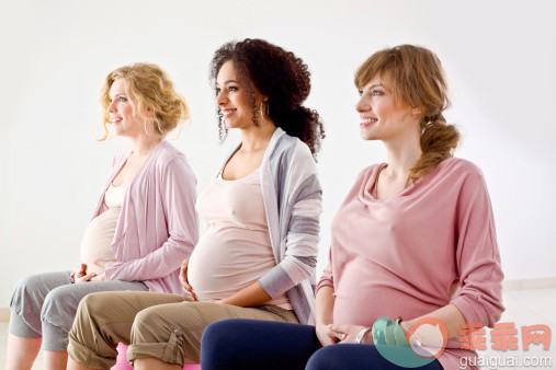 白色,人,生活方式,室内,20到24岁_168308209_Pregnant women on gym balls_创意图片_Getty Images China