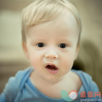人,休闲装,金色头发,凝视,肖像_129216403_Portrait of little baby boy_创意图片_Getty Images China