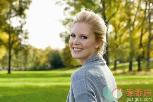 公园,人,休闲装,户外,25岁到29岁_163251782_Europe, Germany, North Rhine Westphalia, Duesseldorf, Young woman smiling, portrait_创意图片_Getty Images China