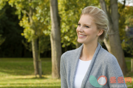 公园,人,休闲装,户外,25岁到29岁_163251780_Europe, Germany, North Rhine Westphalia, Duesseldorf, Young woman looking away_创意图片_Getty Images China