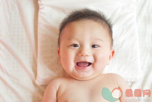 人,室内,卧室,躺,微笑_139498874_Happiness baby is smile and lying on bed_创意图片_Getty Images China