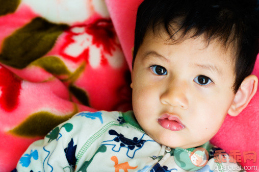 人,婴儿服装,室内,黑发,认真的_142957125_Portrait of boy_创意图片_Getty Images China