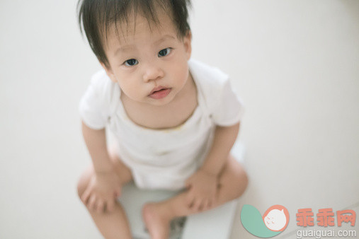 人,婴儿服装,室内,赤脚,秤_145681494_Boy sitting on a scale_创意图片_Getty Images China