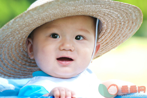 人,婴儿服装,户外,满意,微笑_121159403_Baby wears straw hat and smile outdoor_创意图片_Getty Images China